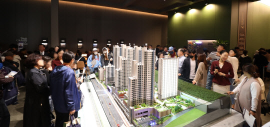 '센텀 KCC스위첸' 견본주택에 방문객이 북적이고 있다.  KCC건설 제공